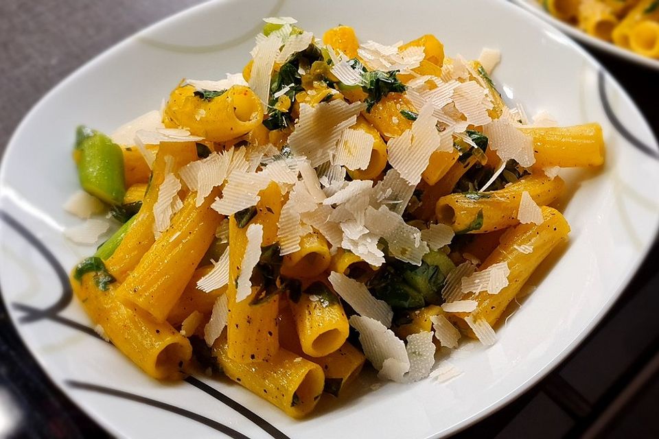 Safran-Rigatoni mit Basilikum-Spargel