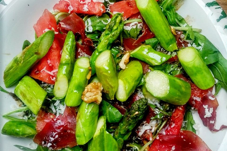 Sommersalat mit grünem Spargel und Wassermelone