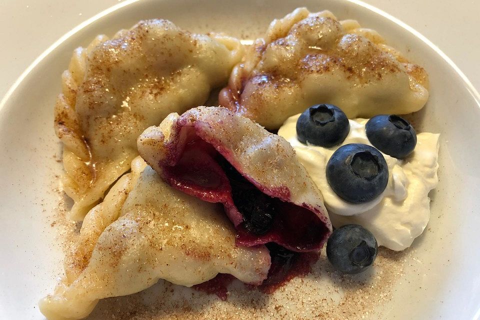 Polnische Piroggen mit Heidelbeerfüllung, auch mit Erdbeerfüllung möglich