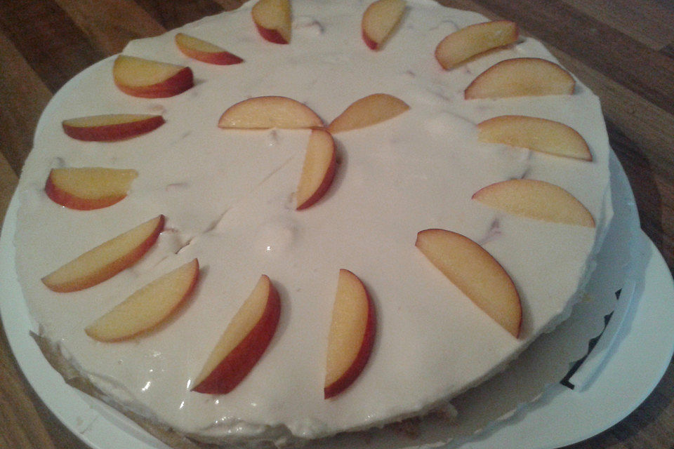 Erfrischend-sommerliche Pfirsich-Frischkäse-Torte