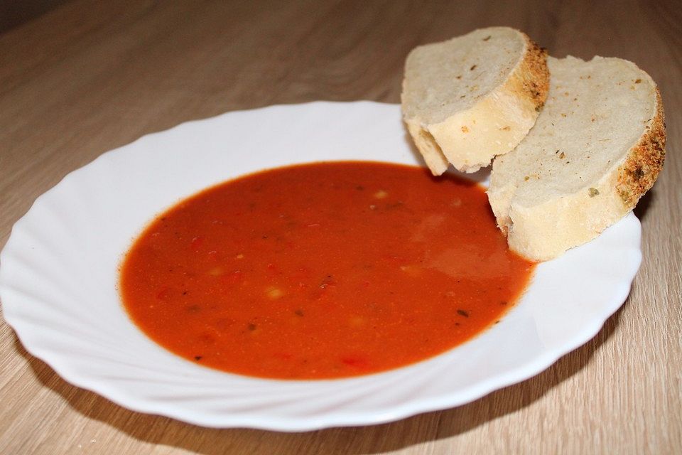 Tomatensuppe mit Kichererbsen und Paprika