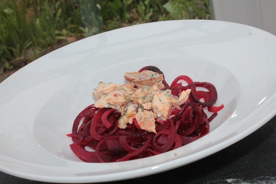 Rote Bete-Spaghetti mit Räucherlachs-Sahne-Sauce