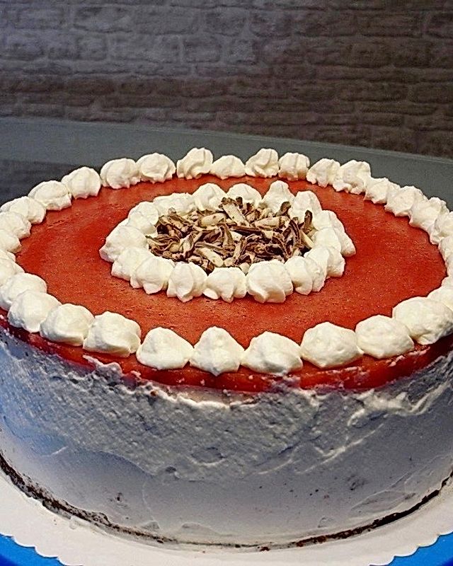 Urmelis Erdbeercreme-Torte mit Schoko-Eierlikör-Boden