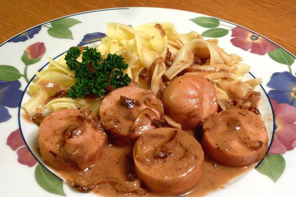 Knacker mit Zwiebel-Senf-Sauce Knacker mit Zwiebel-Senf-Sauce