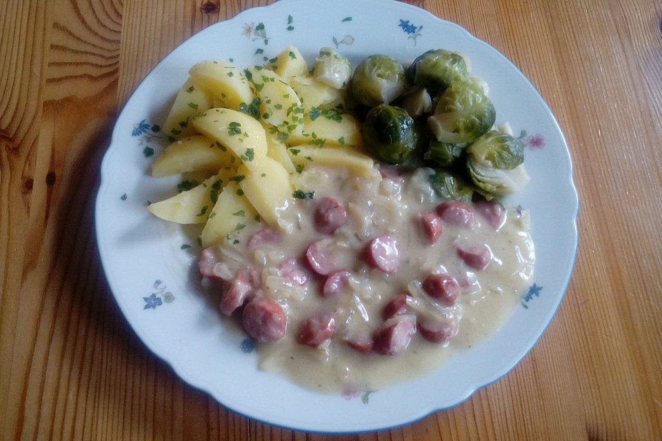Knacker mit Zwiebel-Senf-Sauce Knacker mit Zwiebel-Senf-Sauce