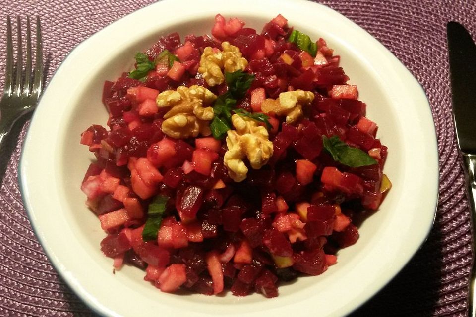 Rote-Bete-Apfel-Salat mit Walnüssen