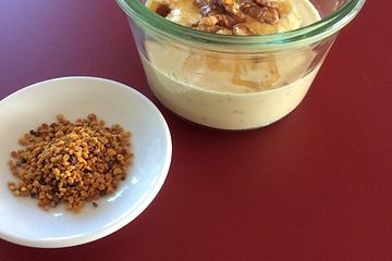 Blütenpollenjoghurt mit Walnüssen und Honig