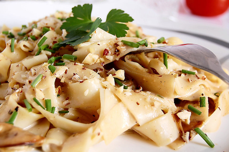 Bandnudeln in Champignon-Parmesan-Sahne-Sauce mit Haselnüssen