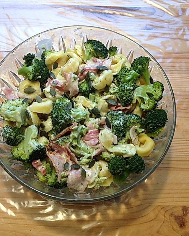Tortellini-Salat mit Brokkoli und Bacon
