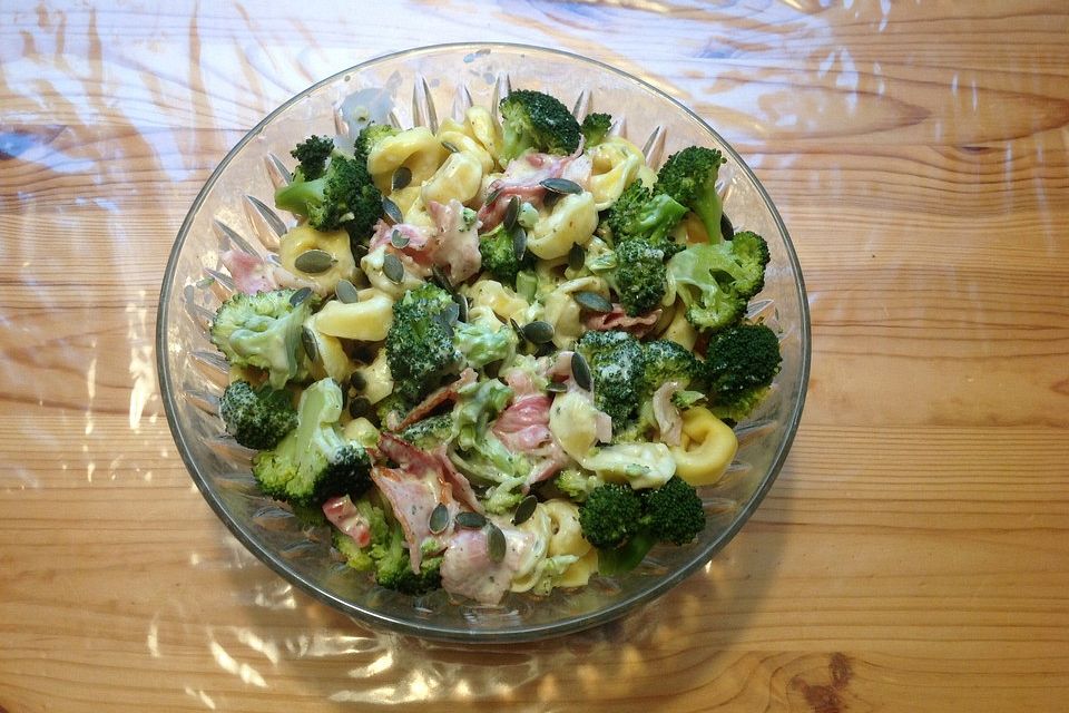 Tortellini-Salat mit Brokkoli und Bacon