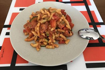 Gesunde Spätzle-Pfanne mit Paprika und Zucchini