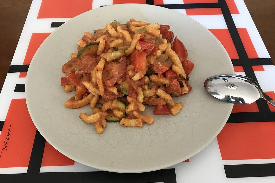 Gesunde Spätzle-Pfanne mit Paprika und Zucchini