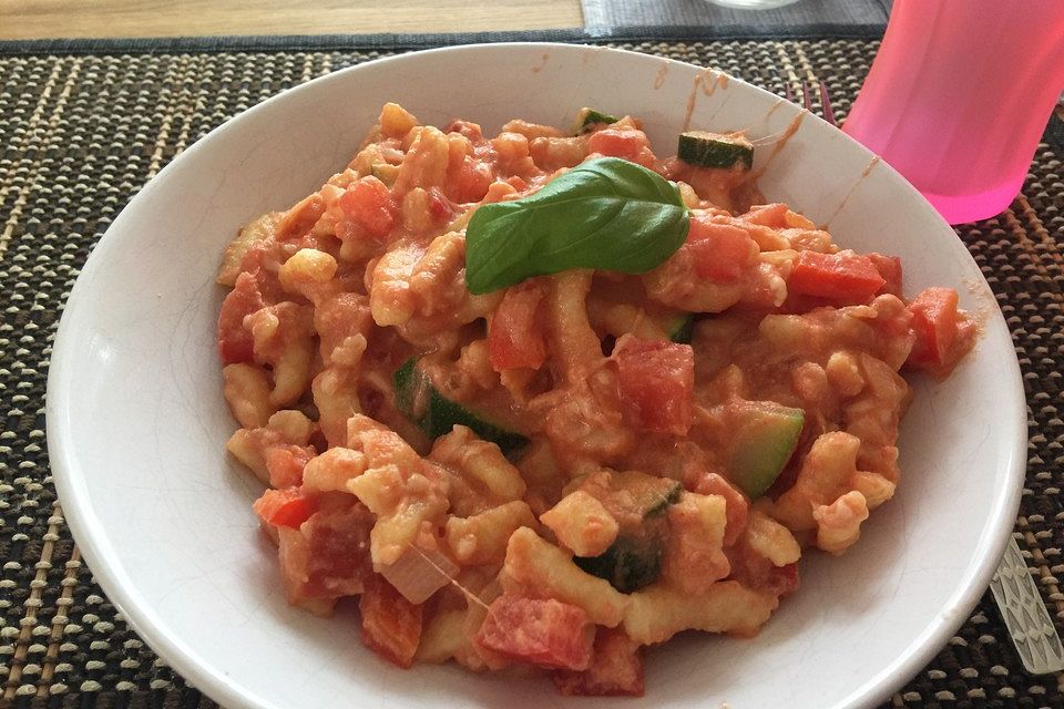 Gesunde Spätzle-Pfanne mit Paprika und Zucchini