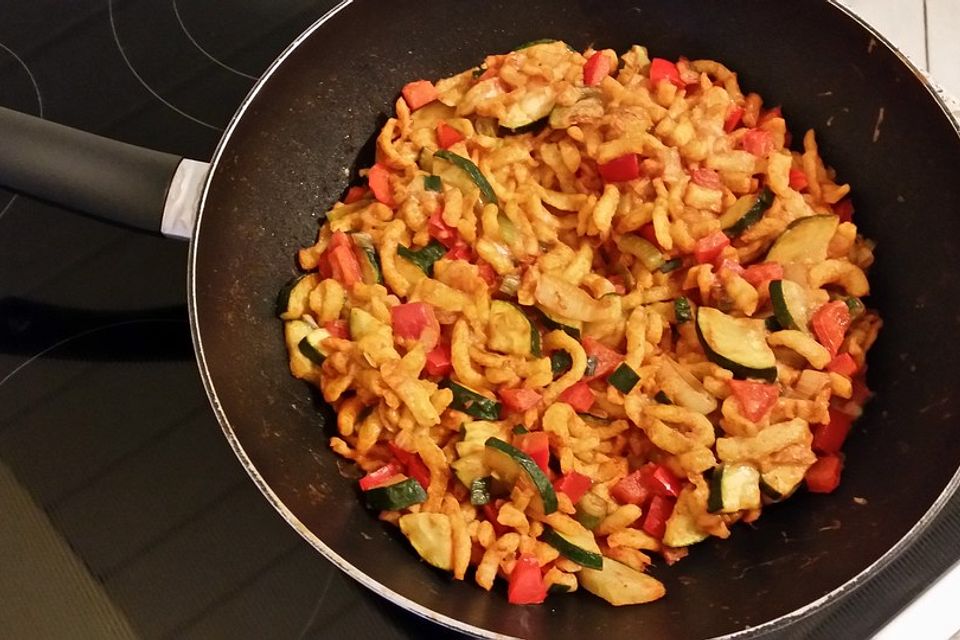 Gesunde Spätzle-Pfanne mit Paprika und Zucchini