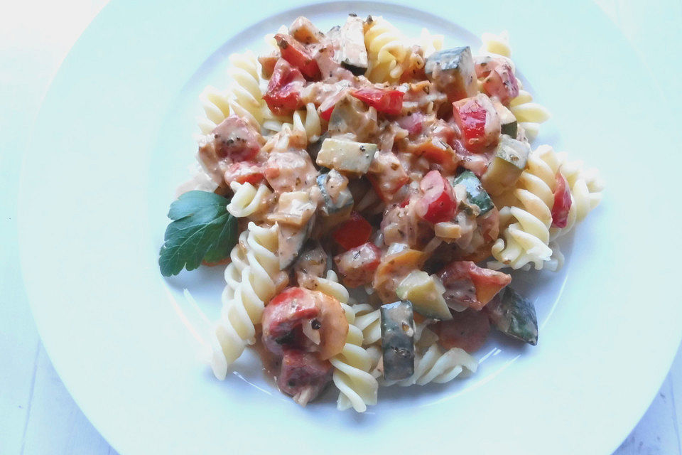 Gesunde Spätzle-Pfanne mit Paprika und Zucchini