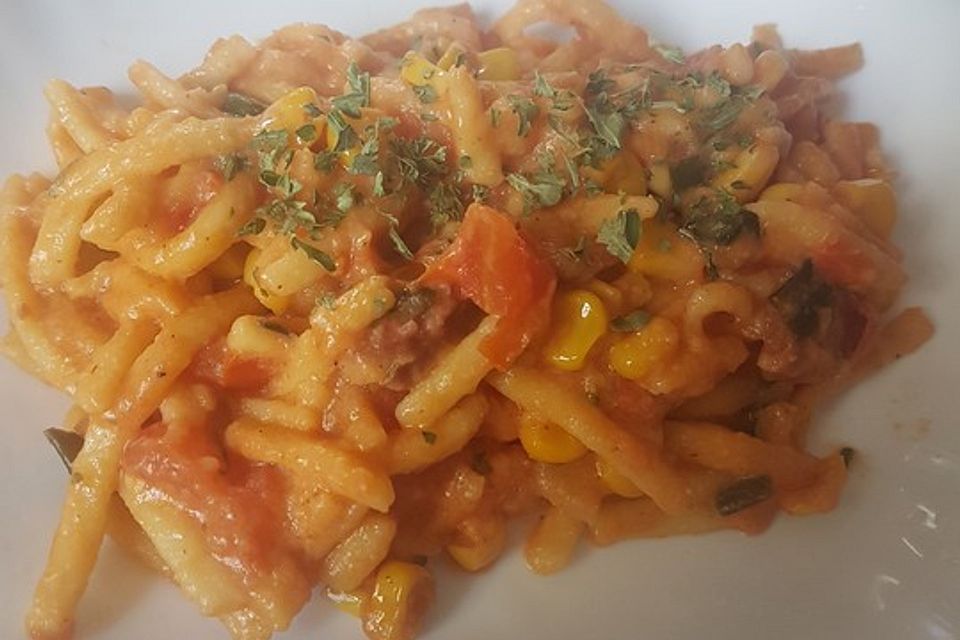 Gesunde Spätzle-Pfanne mit Paprika und Zucchini