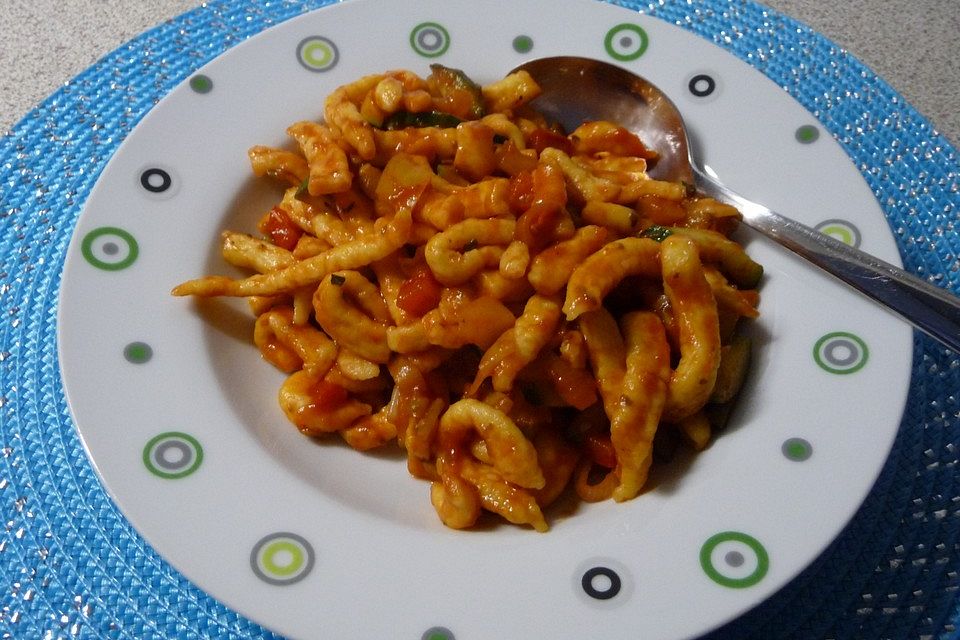 Gesunde Spätzle-Pfanne mit Paprika und Zucchini