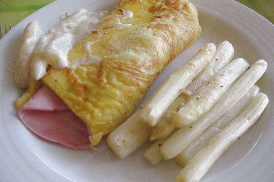 Gefüllte Pfannkuchen mit Spargel