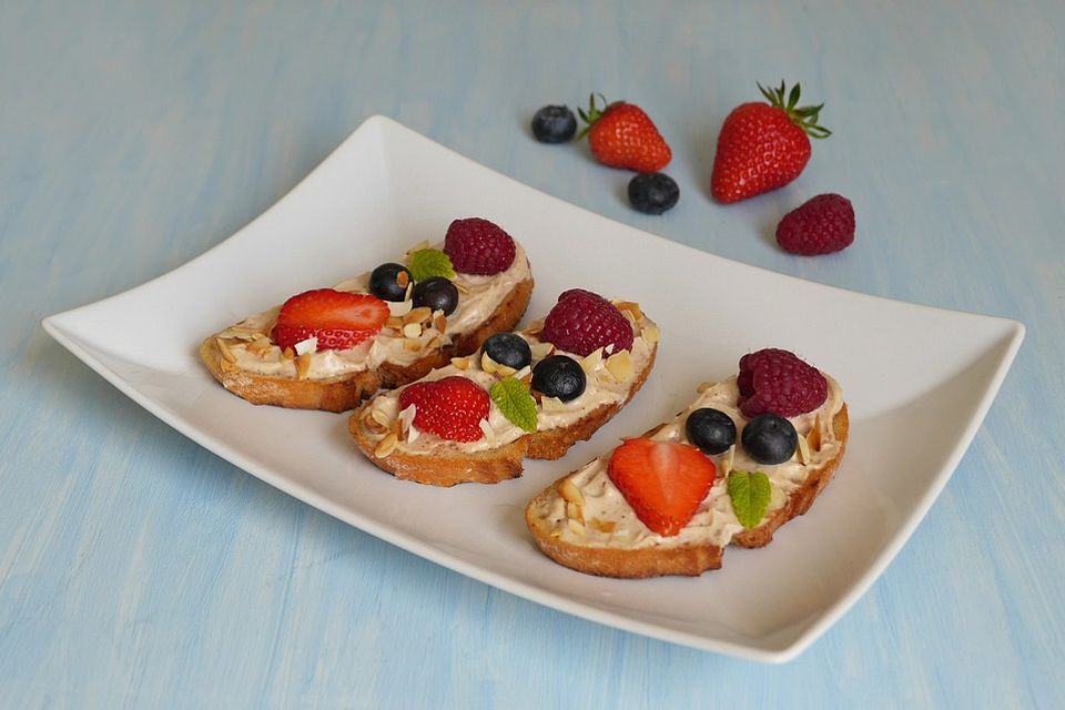 Bruschetta mit Mandelmus-Frischkäse und Beeren