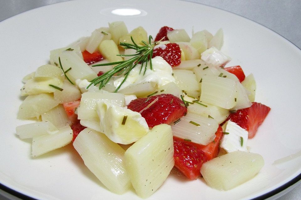 Spargel-Erdbeer-Salat mit Camembert