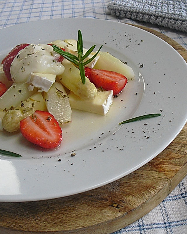 Spargel-Erdbeer-Salat mit Camembert