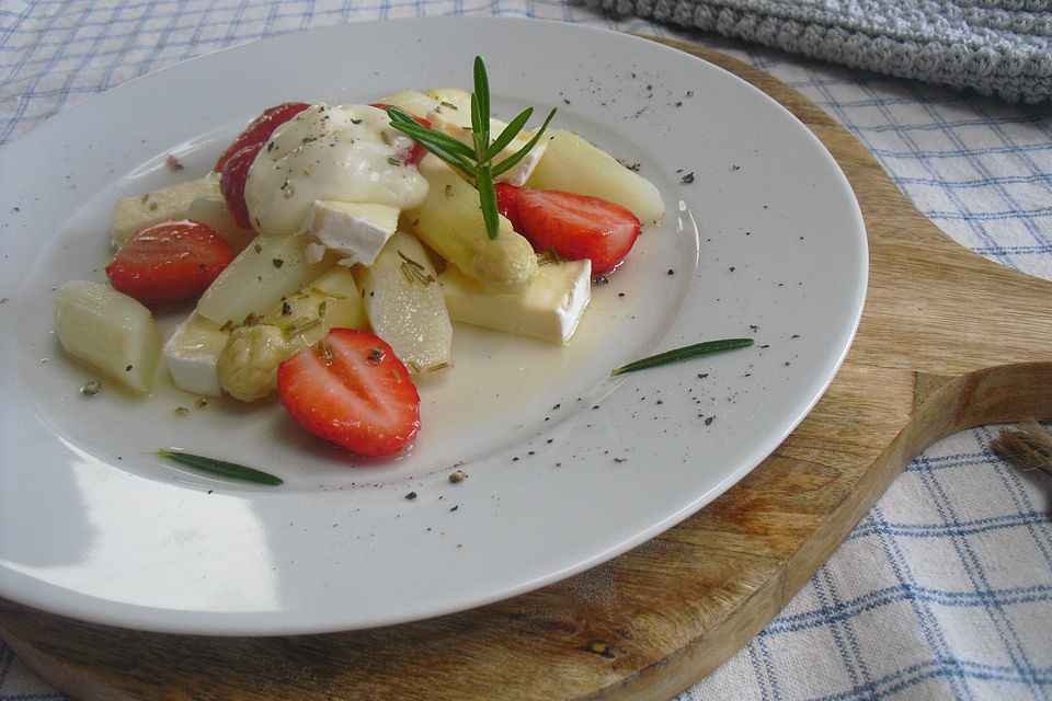 Spargel-Erdbeer-Salat mit Camembert