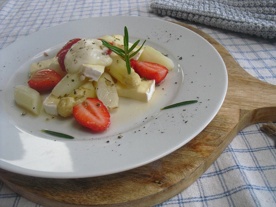 Spargel-Erdbeer-Salat mit Camembert von Firmenich| Chefkoch