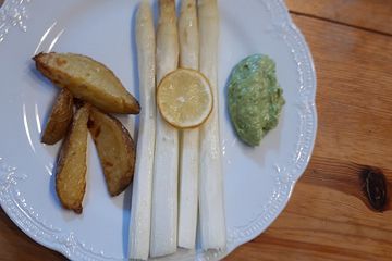 Spargel-Päckchen in Avocado-Kräuter-Sauce