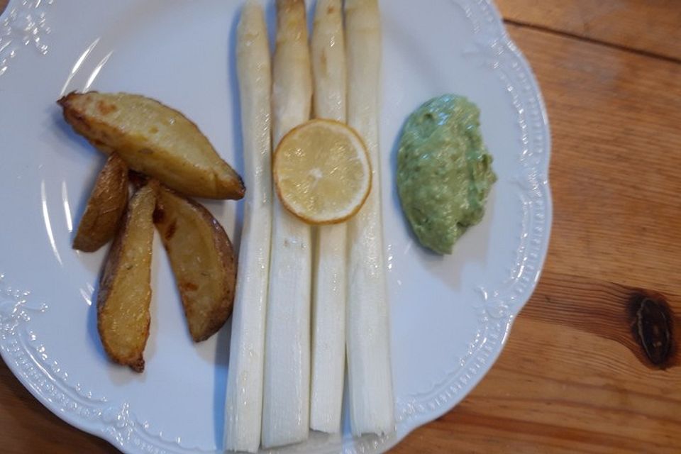 Spargel-Päckchen in Avocado-Kräuter-Sauce