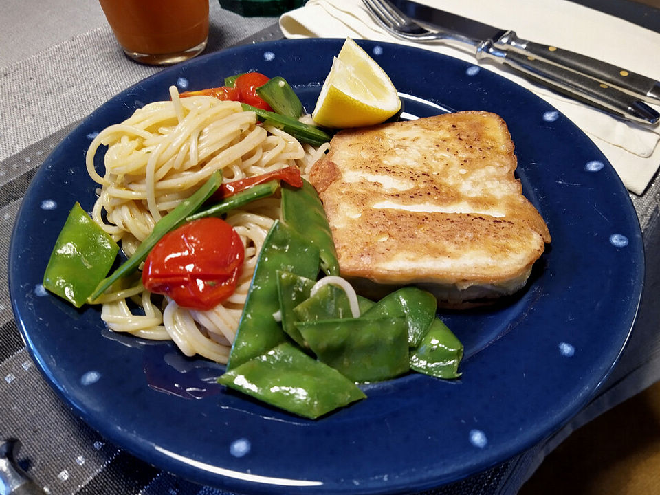 Gebackene Tofuschnitzel in Parmesanhülle mit Erbsen-Tomaten-Spaghetti ...