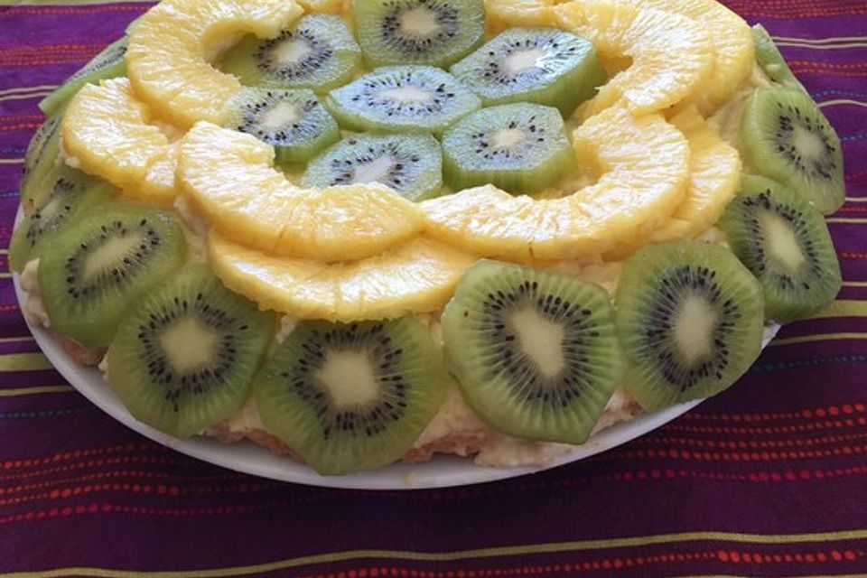 Kiwi-Ananas-Beerentorte