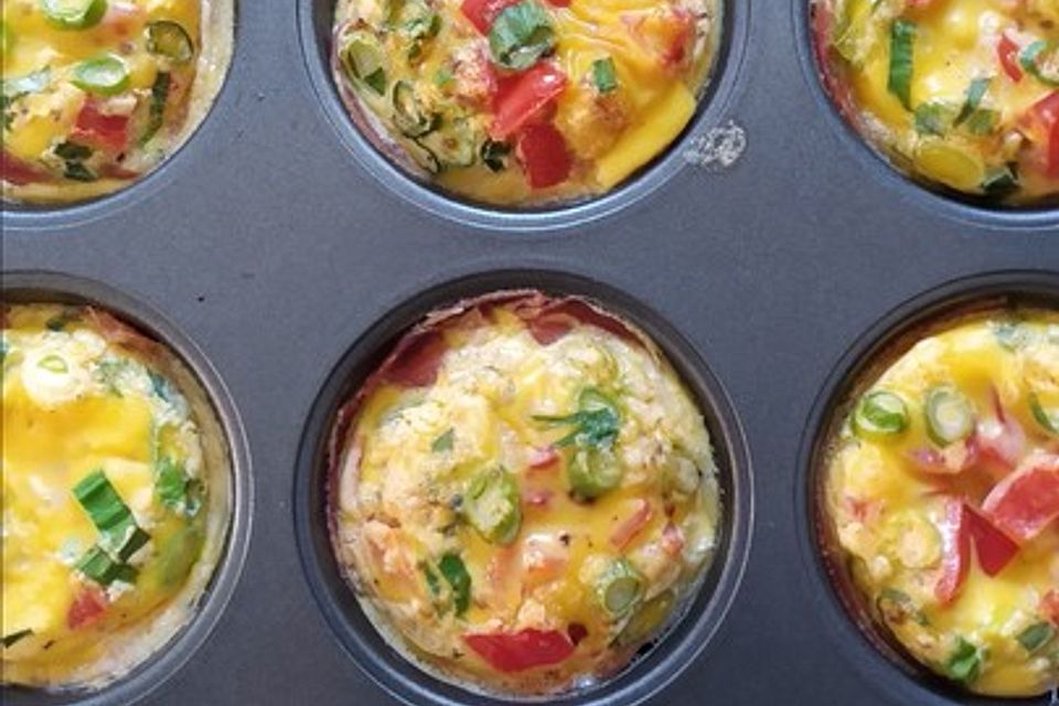 Eiermuffins mit Cocktailtomaten und Serranoschinken