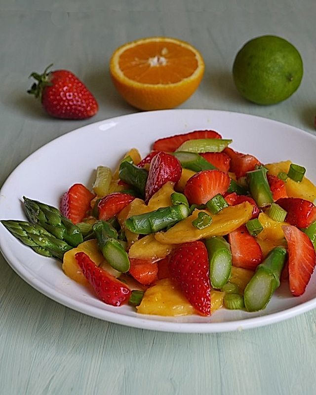 Spargelsalat mit Mango und Erdbeeren