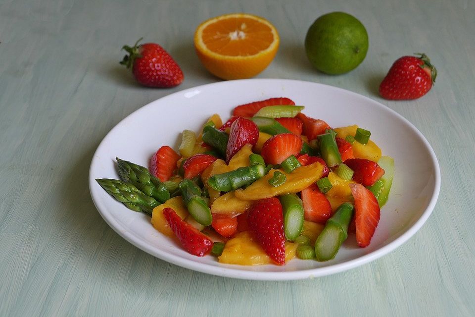 Spargelsalat mit Mango und Erdbeeren