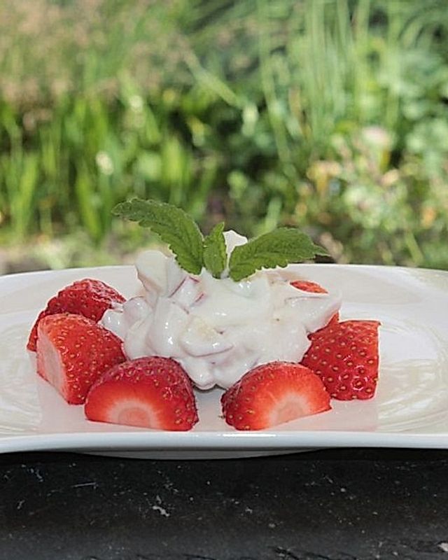 Limetten-Erdbeeren mit Apfel-Erdbeer-Sahne und Zitronenmelisse