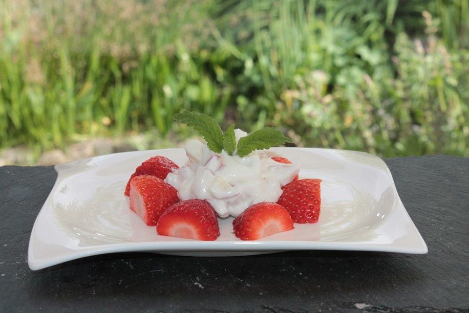 Limetten-Erdbeeren mit Apfel-Erdbeer-Sahne und Zitronenmelisse