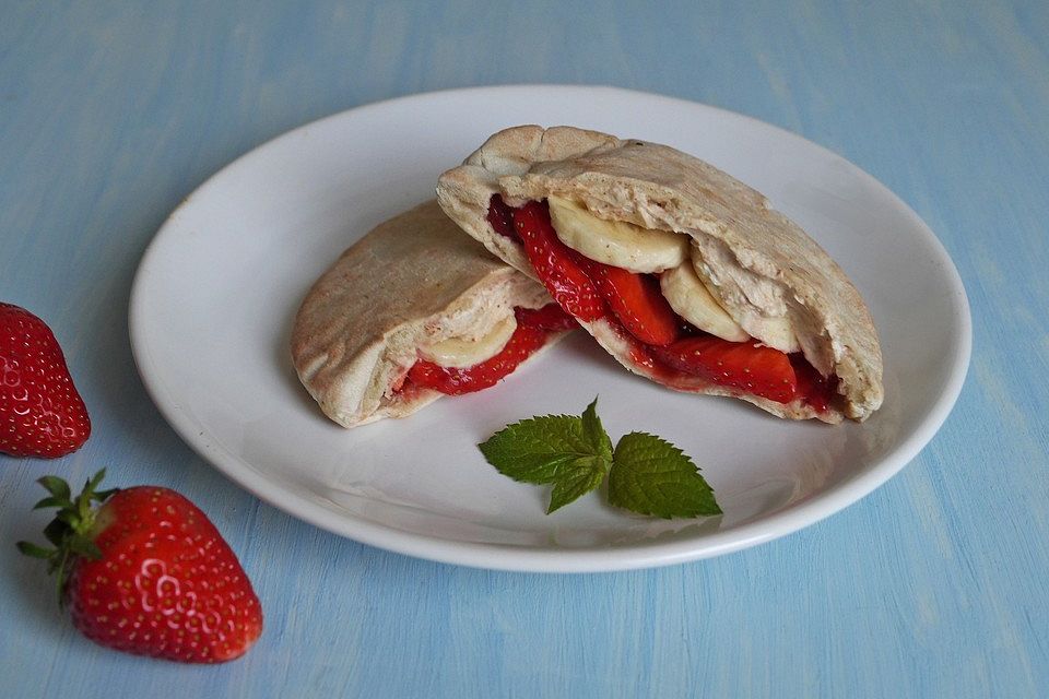 Pita-Brot mit Frischkäse- und Fruchtfüllung