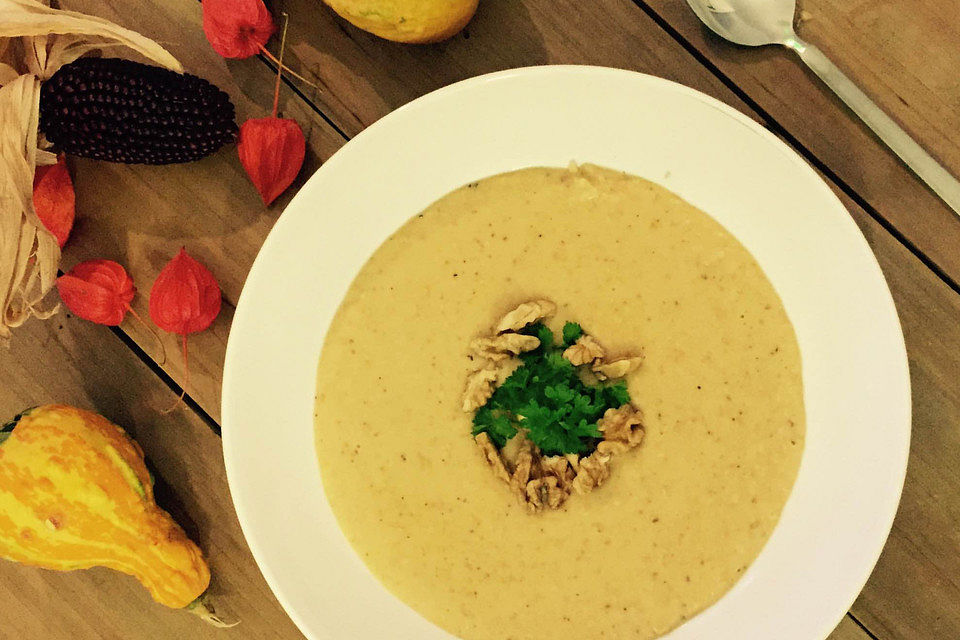 Linsensuppe mit gelben Linsen und Walnüssen