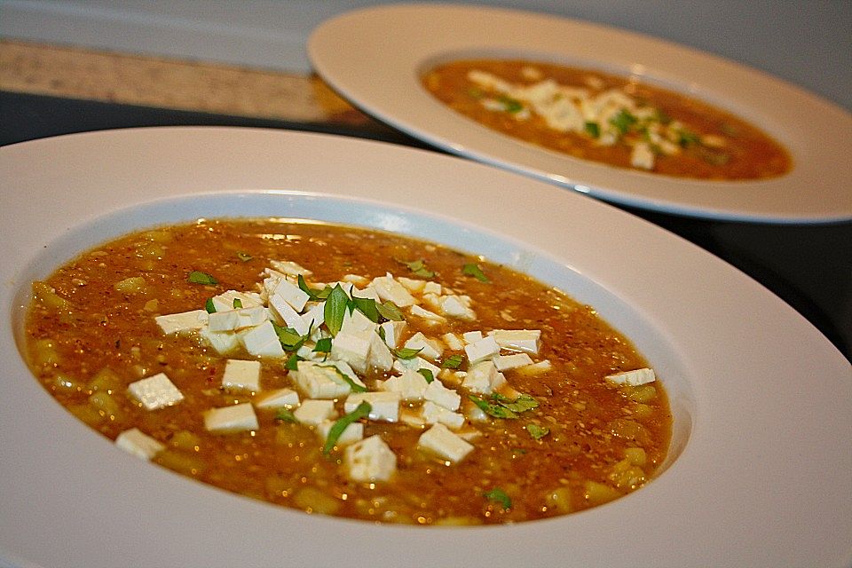 Milde Linsensuppe mit Curry und Schafskäse