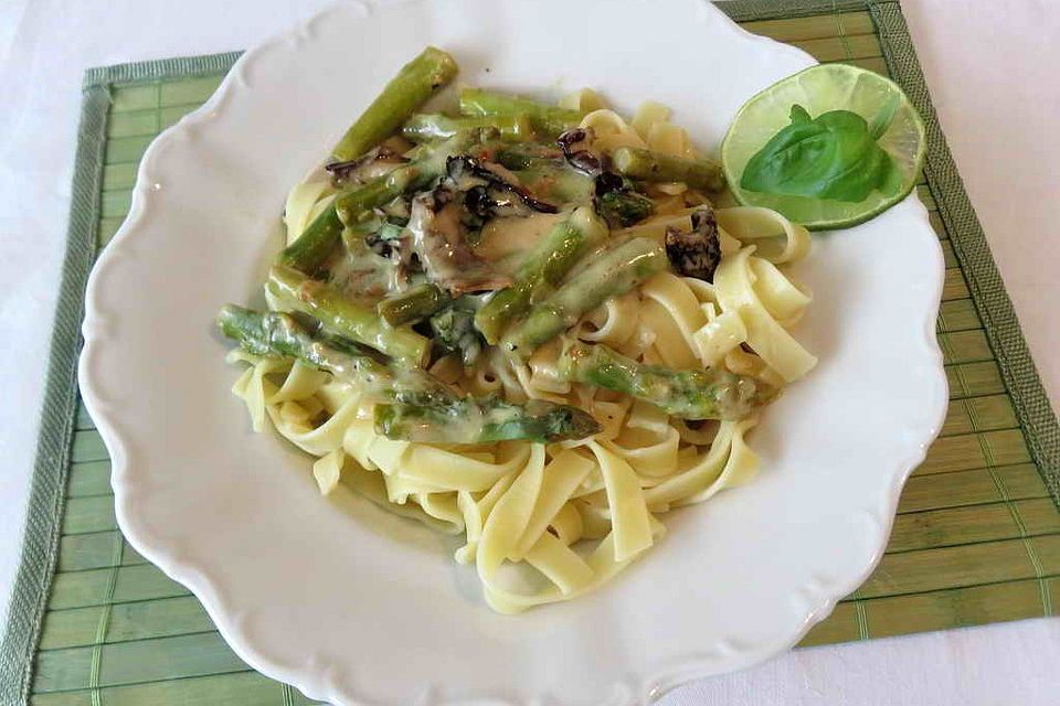 Tagliatelle und Grüner Spargel an Limettenrahm