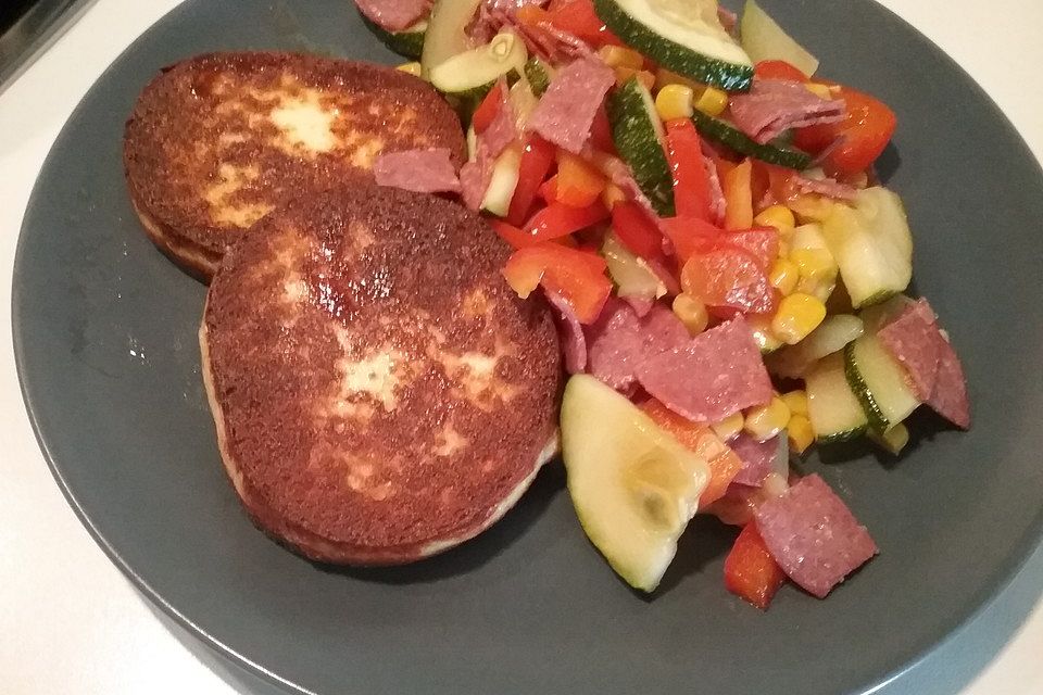 Schnelle Gemüsepfanne mit Grillkäse und Salami