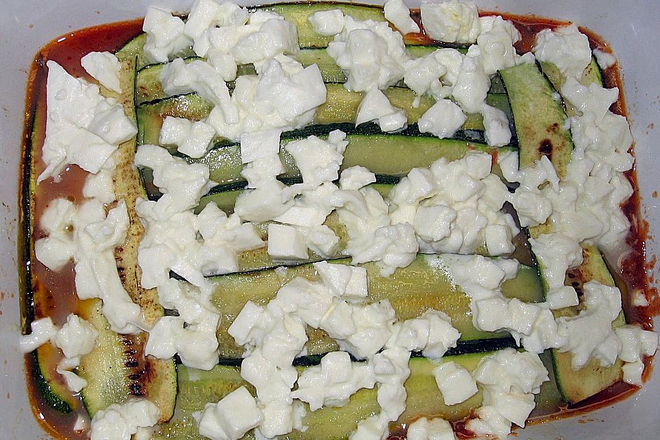 Rotbarschfilet auf pürierten Tomaten mit Zucchini - Mozzarellahaube