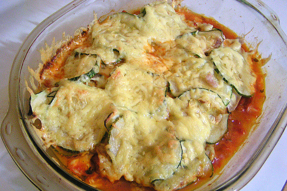 Rotbarschfilet auf pürierten Tomaten mit Zucchini - Mozzarellahaube