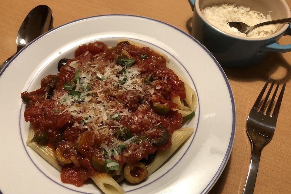 Penne all´arrabiata mit Kapern und Oliven