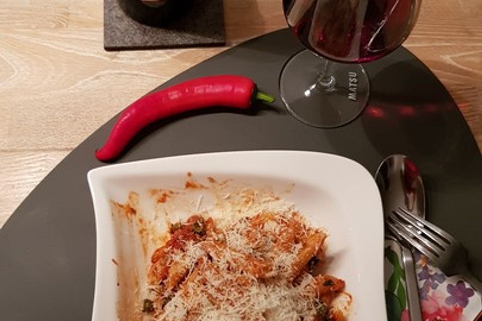 Penne all´arrabiata mit Kapern und Oliven