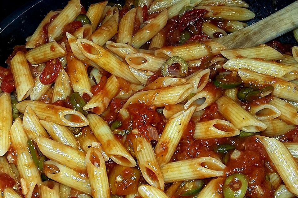 Penne all´arrabiata mit Kapern und Oliven