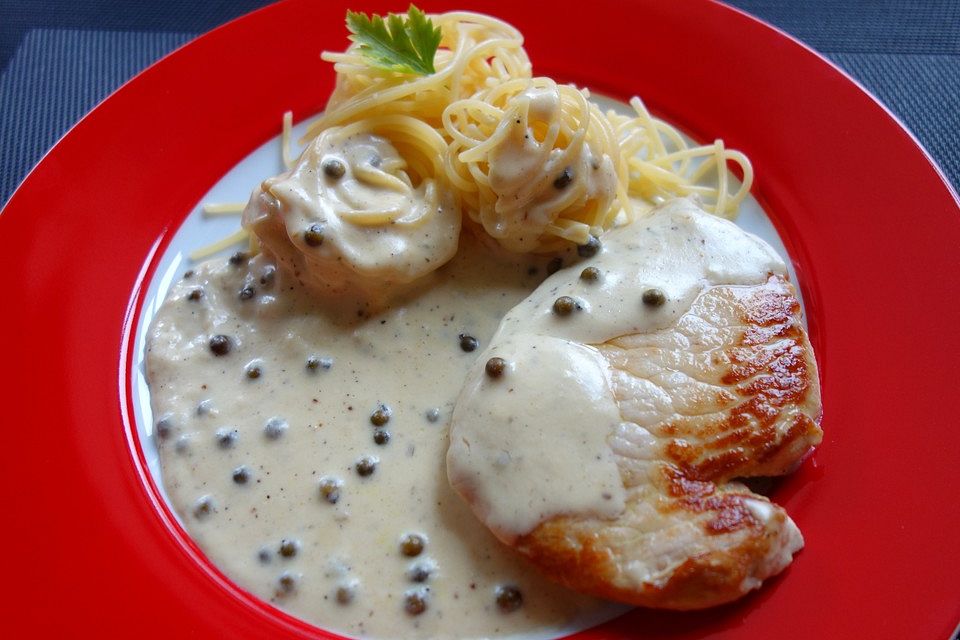 Schweineschnitzel mit Gorgonzolasauce und Fettuccine