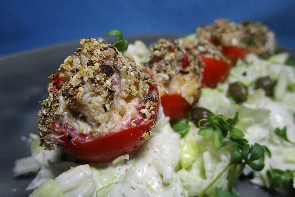 Kirschtomaten mit Polenta-Speck-Kapern-Füllung