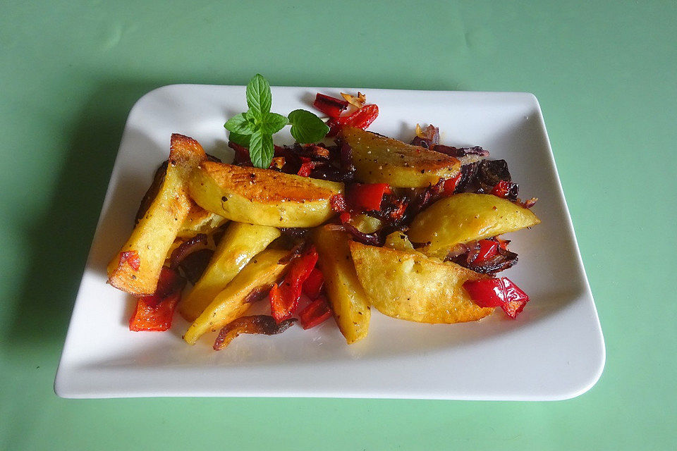 Kartoffelecken mit Paprika und Fleischbällchen