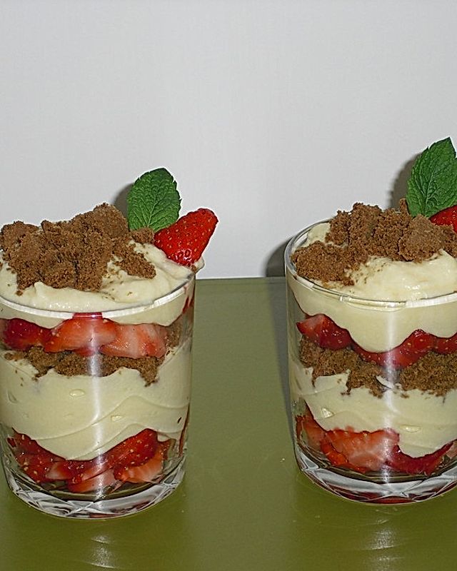 Erdbeer-Vanille-Dessert mit Eierlikör